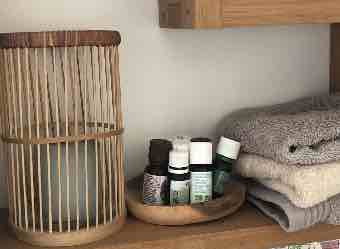 Huiles essentielles et serviettes de massage sur étagère