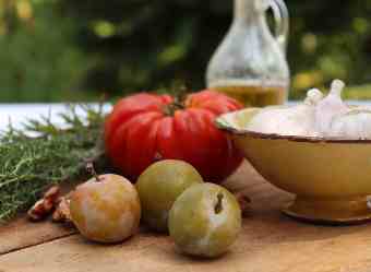 Tomate, prunes, romarin et huile d'olive