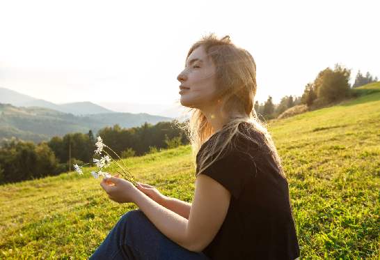 Femme rêveuse dans un champs