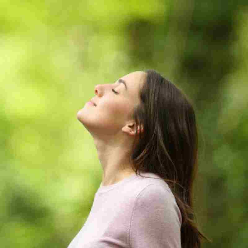 Femme qui respire dans la nature