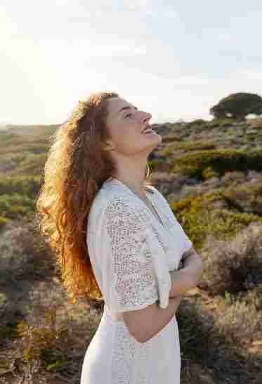 Femme qui se sent en paix dans la nature-sens-maladie-auto-immune